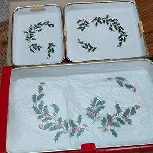 Vtg Christmas Holly Nesting Serving Trays 3 Pieces Excellent Condition